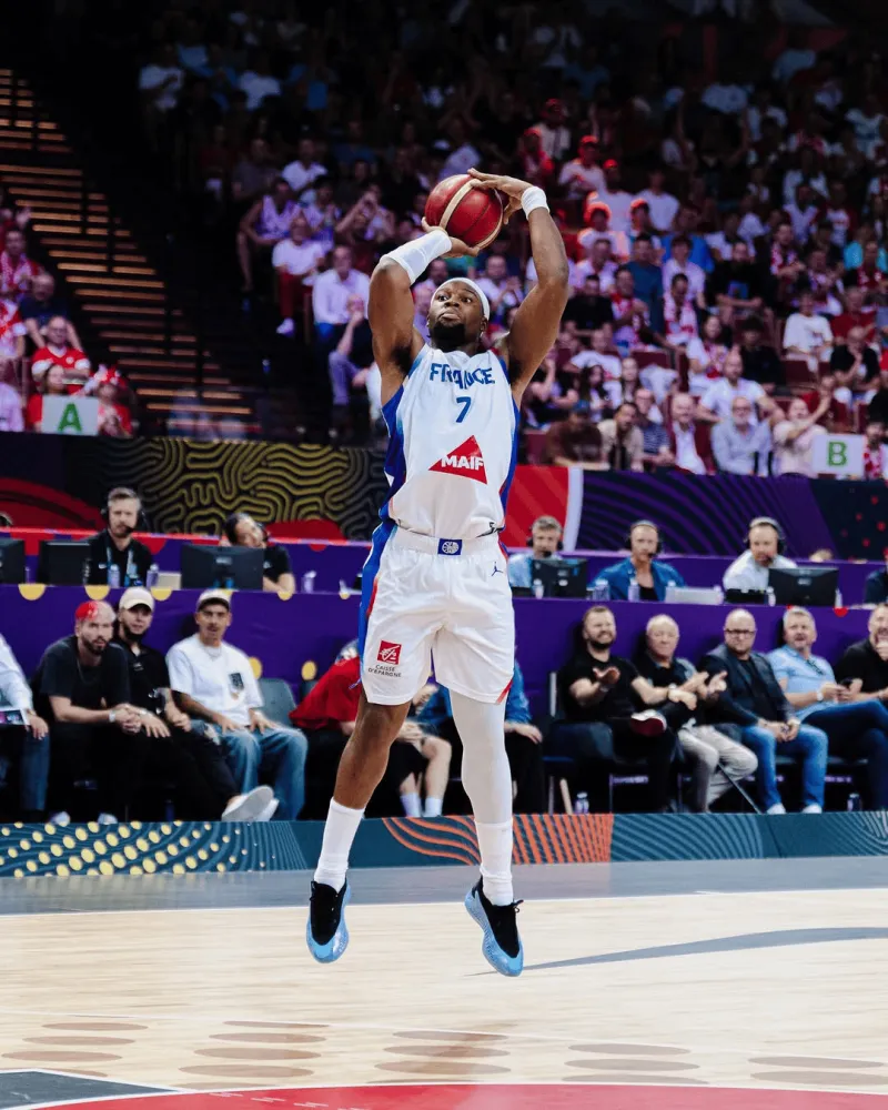 KOK体育官网-大爆发！亚布塞莱穿着蓝色AE1Low，得到36分6篮板