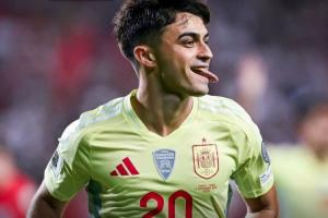 KOK体育平台-顶级！佩德里第1球轻松写意晃开1人+兜射，第2球细致观察冲刺插上